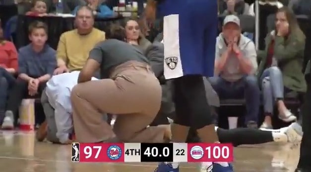 G-League : Zeke Upshaw s’effondre en plein match