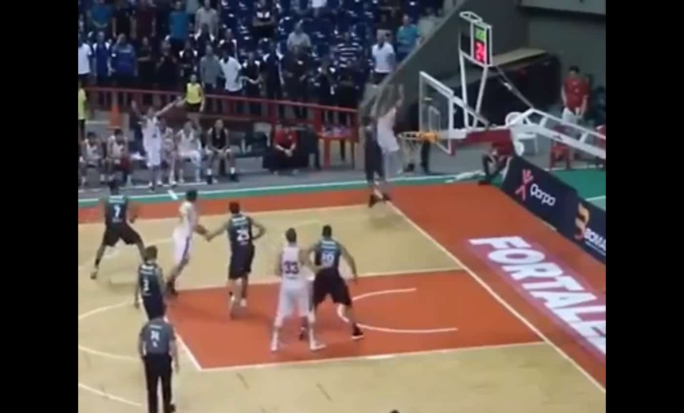 Ce buzzer-beater est totalement dingue !