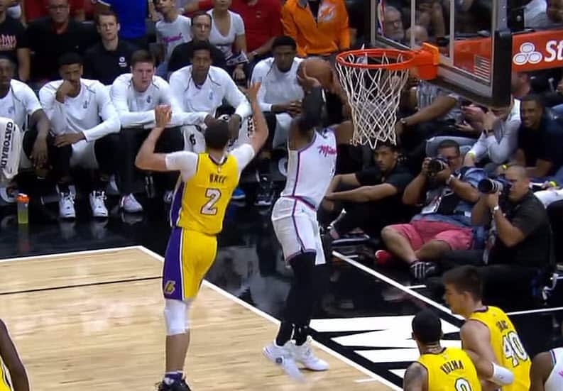 Dwyane Wade fait la leçon à Lonzo Ball pour un panier fou