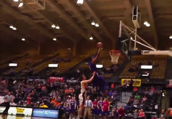 High-school : Un lycéen se fait démolir sur une tentative de dunk !