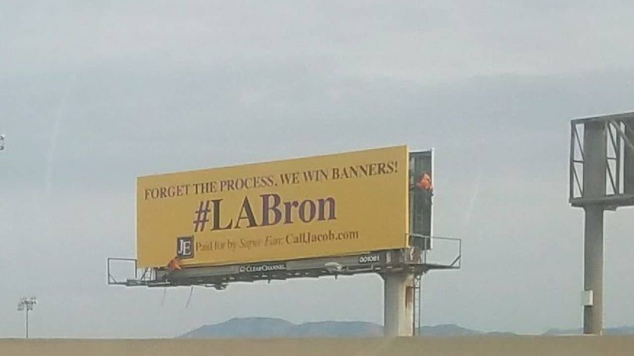 Au tour des fans des Lakers de séduire LeBron James à coups de panneaux !