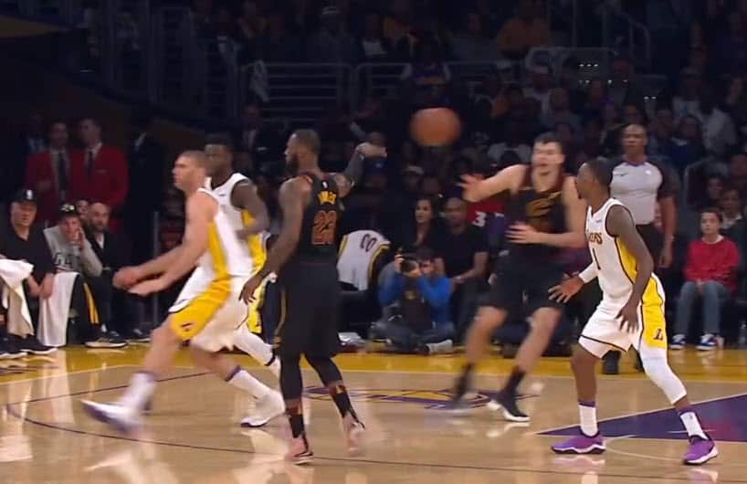 La passe aveugle sensationnelle de LeBron James !