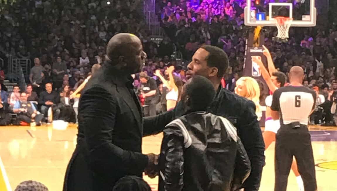 Magic Johnson discute avec le camp de LeBron James