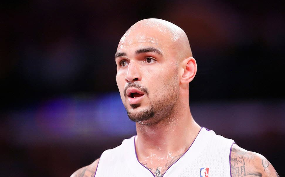 Robert Sacre se tape l’affiche dans un dunk contest au Japon