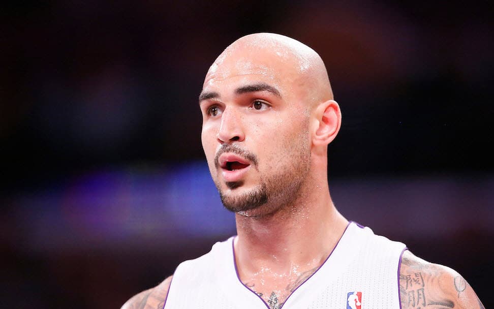 Robert Sacre se tape l’affiche dans un dunk contest au Japon