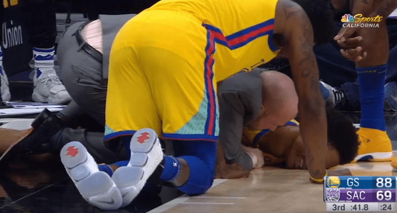 Patrick McCaw évacué sur une civière après une vilaine chute
