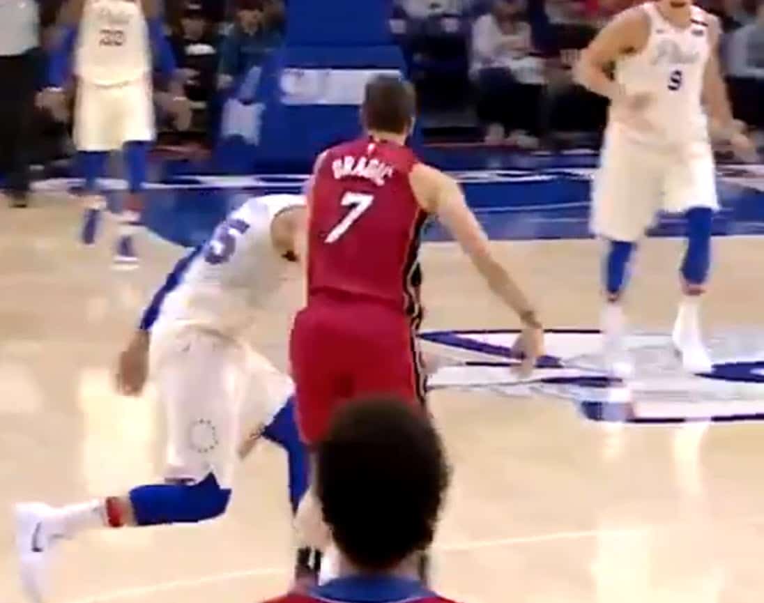 Frustré, Goran Dragic gifle Ben Simmons par derrière