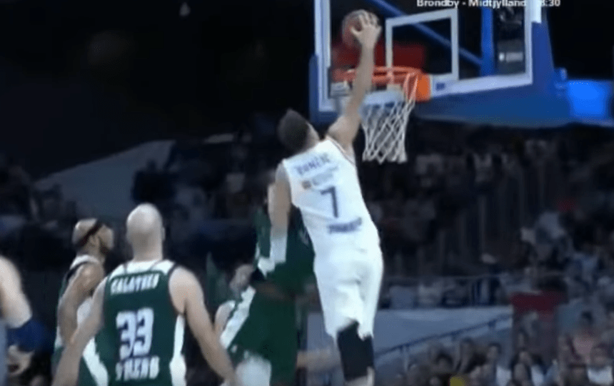 Pas physique Luka Doncic ? Matez ce dunk !