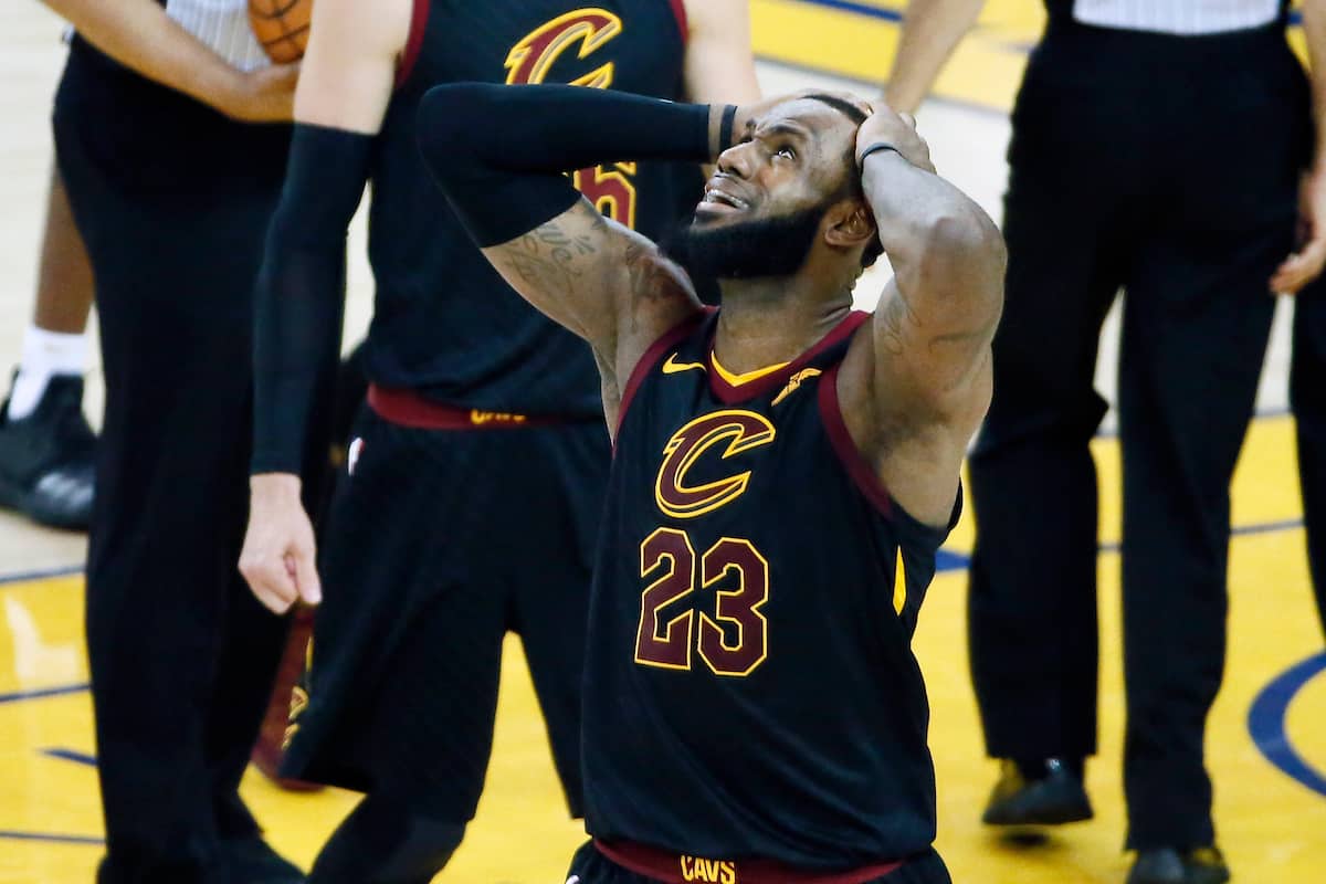 Agacé par les questions sur J.R. Smith, LeBron James zappe les médias !