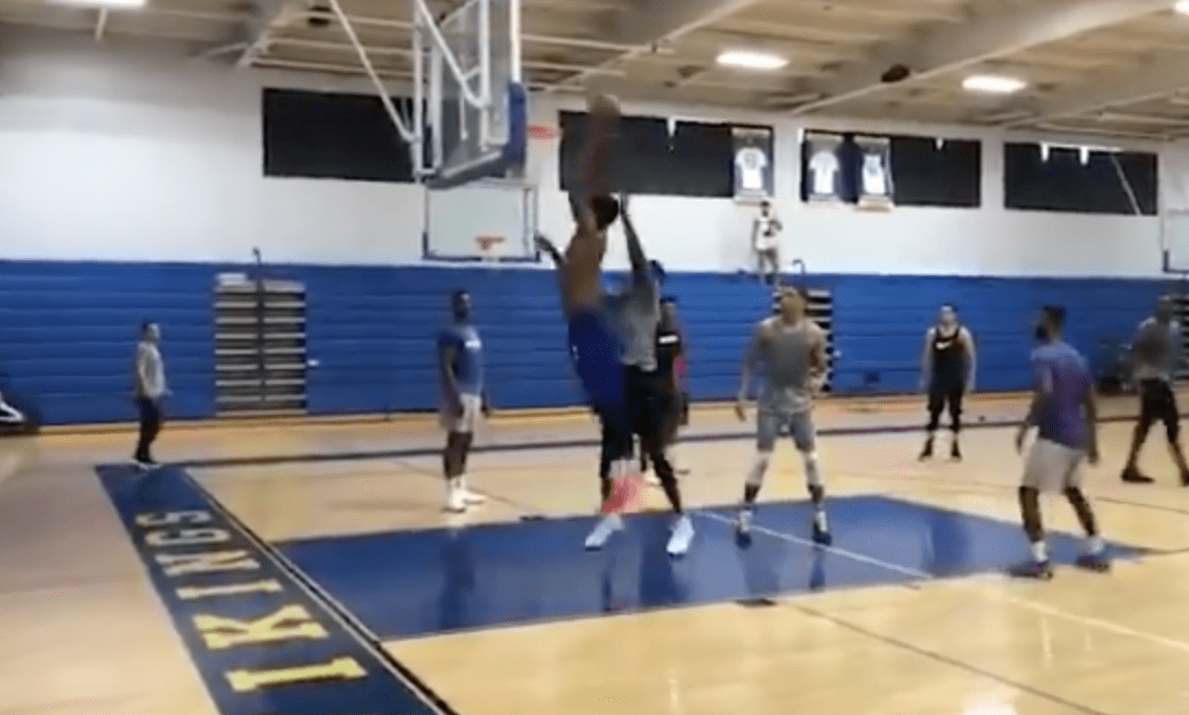 Joel Embiid souhaite la bienvenue à Mo Bamba… en lui dunkant dessus