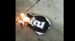 Rage : un fan des Spurs brûle déjà le maillot de Kawhi Leonard !