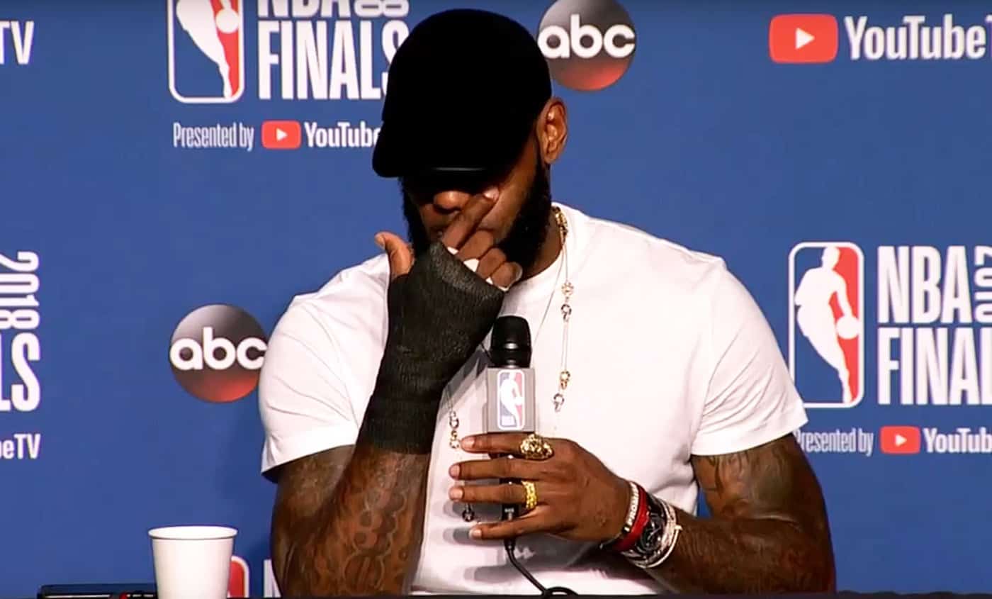 LeBron James : « J’ai joué avec une main cassée »