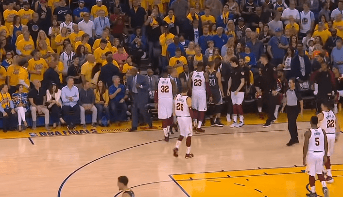 Stephen Curry et Kendrick Perkins se chauffent, les Warriors furieux