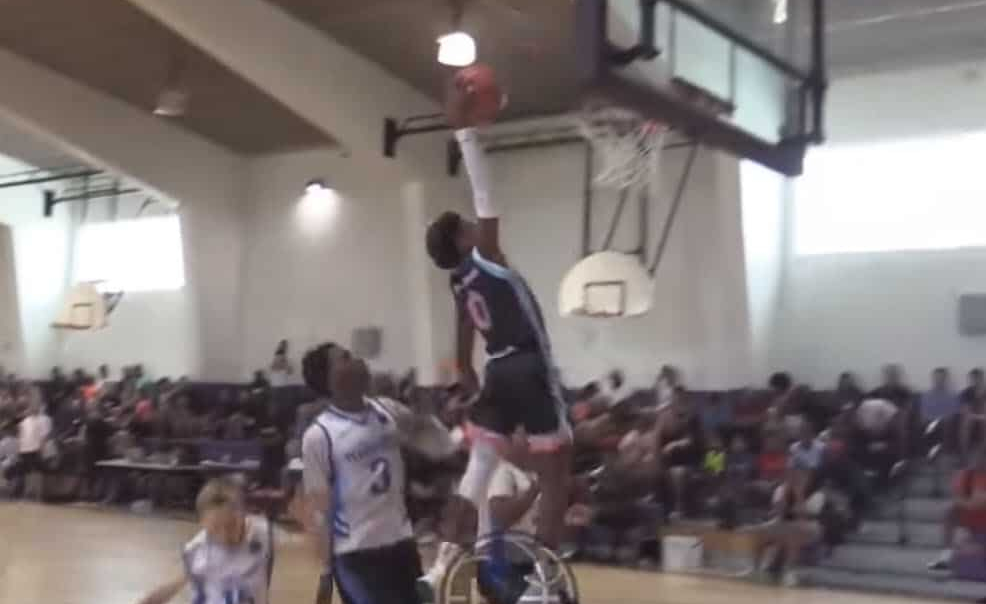 LeBron Jr pas loin de dunker en match à 13 ans !