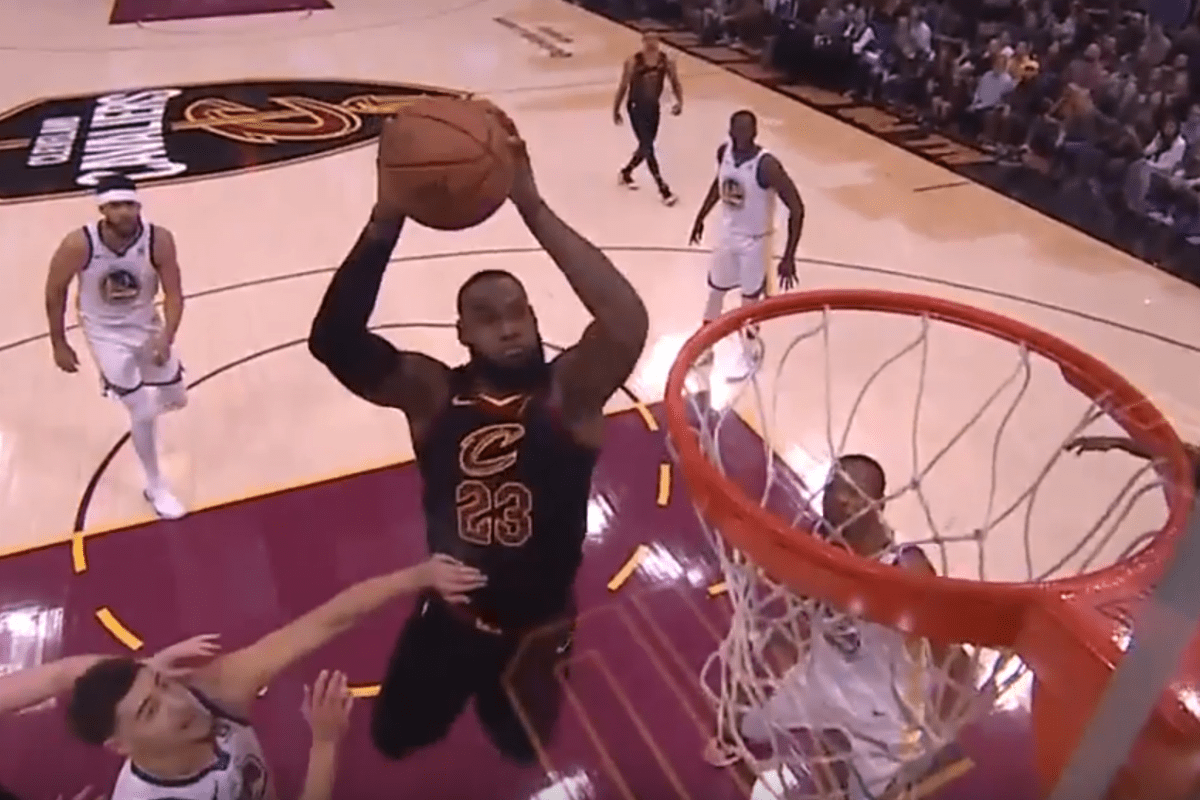 LeBron claque un dunk fou avec la planche !