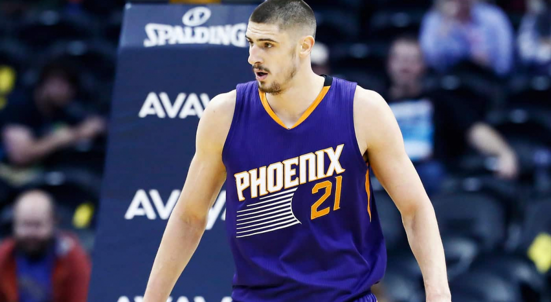 Alex Len en direction des Hawks
