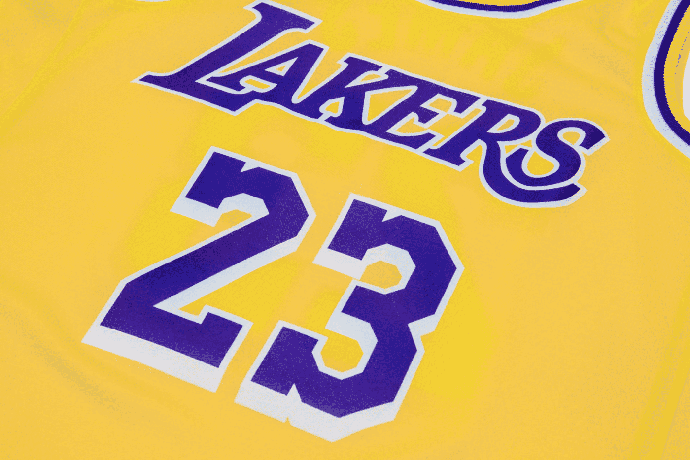 Le jersey de LeBron aux Lakers fuite encore, hommage au Showtime confirmé