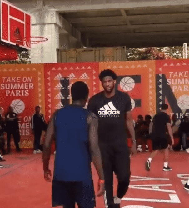 Joel Embiid postérise un jeune baller puis lui jette un regard noir