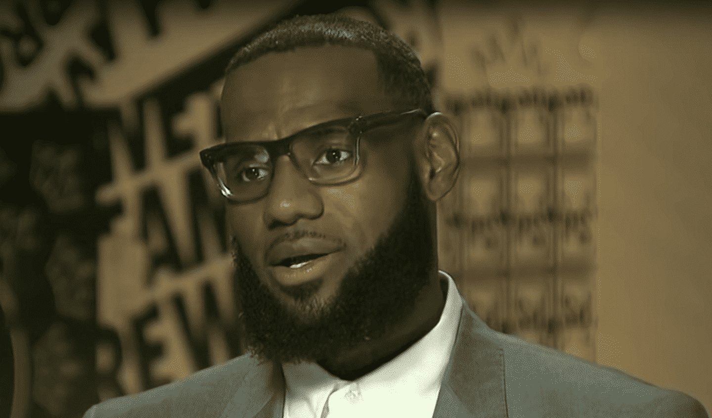 LeBron ne va pas « la fermer et dribbler », au contraire