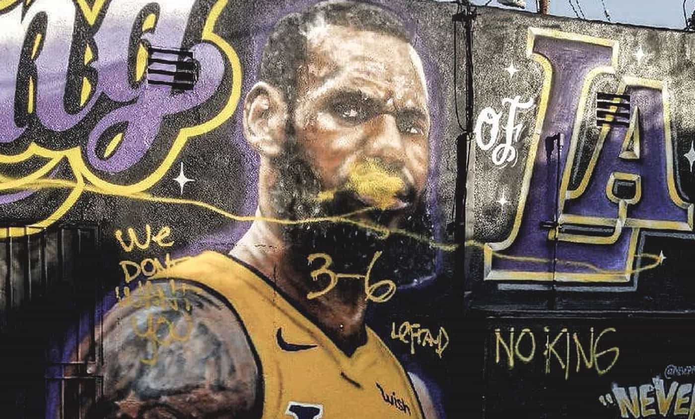 Vidéo : Les images du vandale qui a bousillé le mur de LeBron