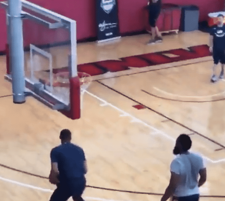 Russell Westbrook imite James Harden, un régal