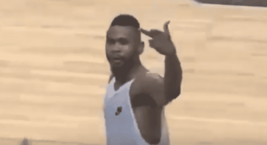 Shoot dans le public, jet de maillot et doigt d’honneur, ce joueur a totalement craqué