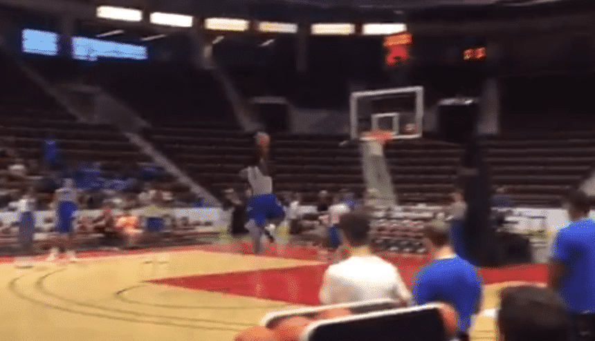 Zion Williamson dunke déjà depuis la ligne !