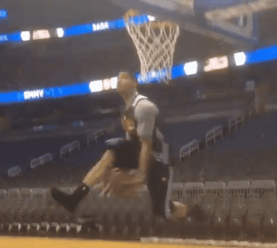 Gerald Green tape un rider… en chaussettes !