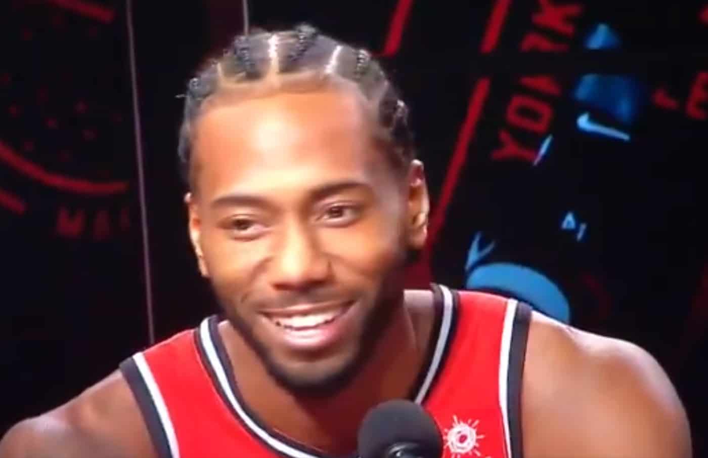 Kawhi Leonard explique qu’il est « fun » avec un rire inquiétant