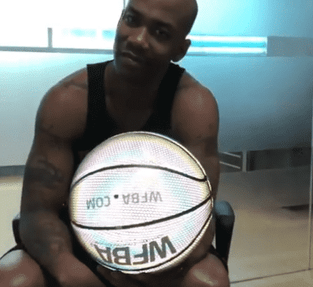 Stephon Marbury fait la promo d’un ballon lumineux…