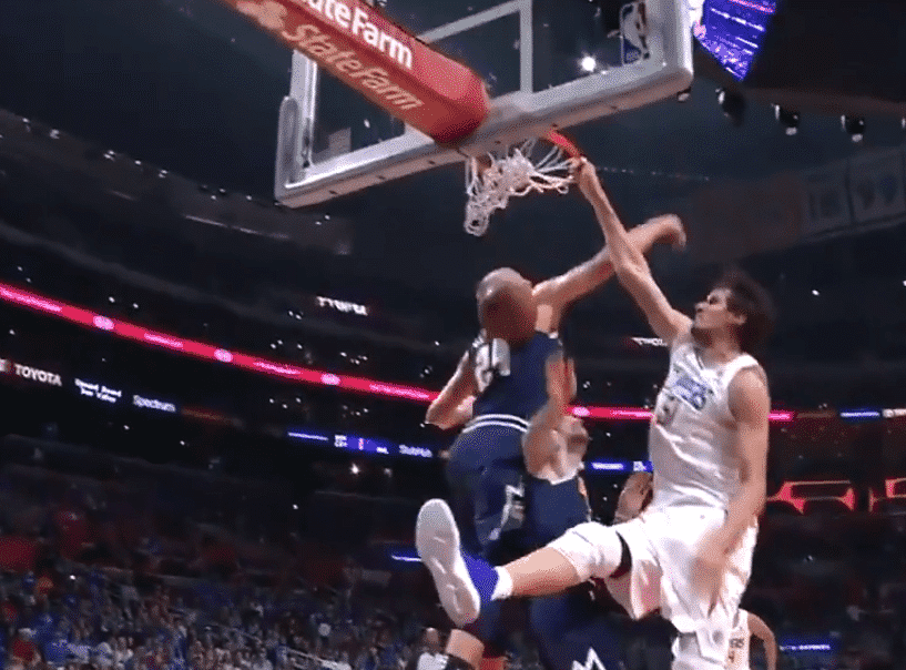 Boban Marjanovic a déplacé le panier sur un dunk !
