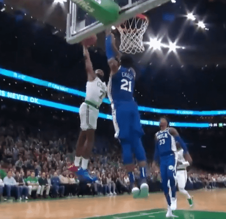 Joel Embiid postérisé par Jaylen Brown… avec la planche !