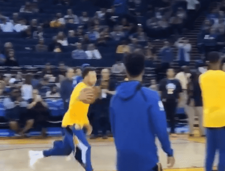 Stephen Curry a mis un panier impossible à l’échauffement