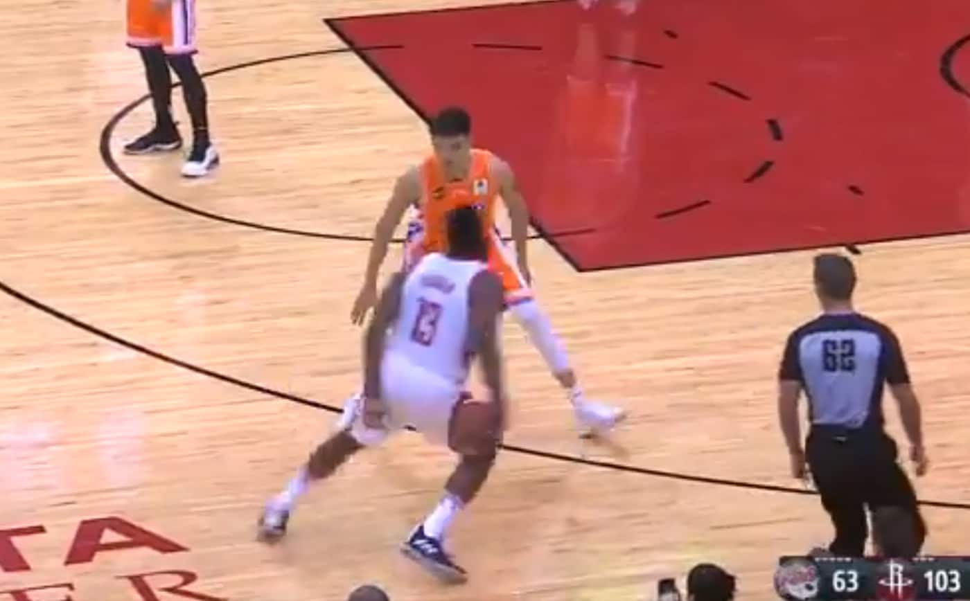 Pour les arbitres, James Harden n’a pas commis de marcher…