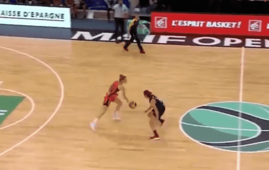 Marine Johannès rentre un shoot surnaturel à une main !