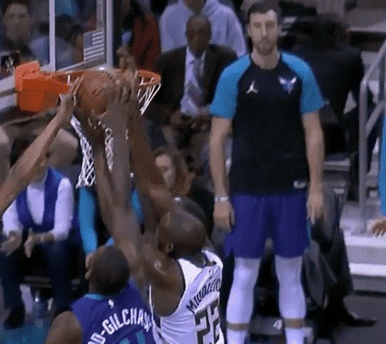 Khris Middleton bloqué par trois joueurs en même temps