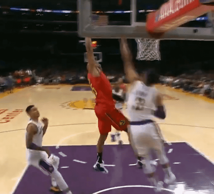 Vince Carter, bientôt 42 ans, dunke encore… en match