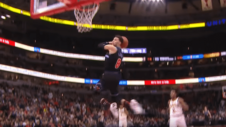 Zach LaVine cale un 360 en plein match
