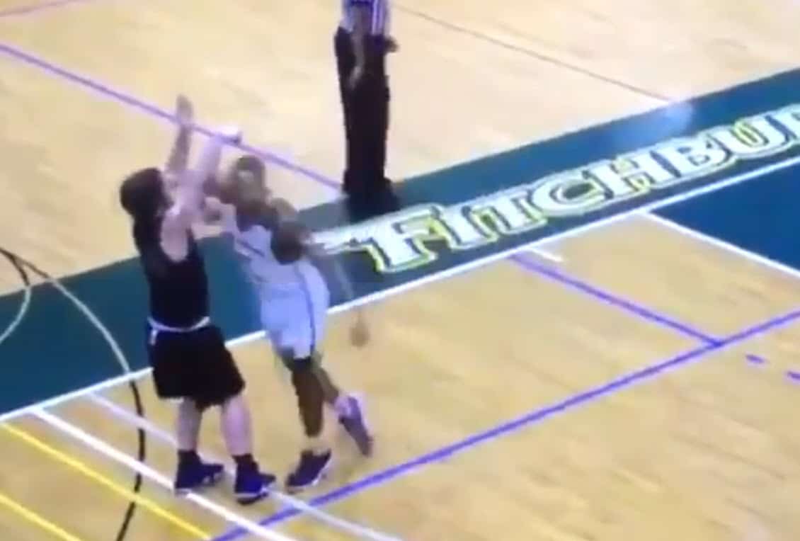 L’attentat scandaleux d’un joueur de NCAA III sur un adversaire