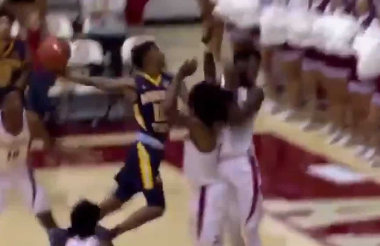 Ja Morant claque encore un dunk monstrueux en match