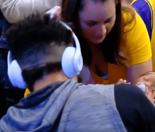 JaVale McGee signe un autographe sur… un bébé