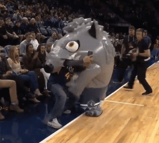 La mascotte des Wolves dévore un fan du Jazz
