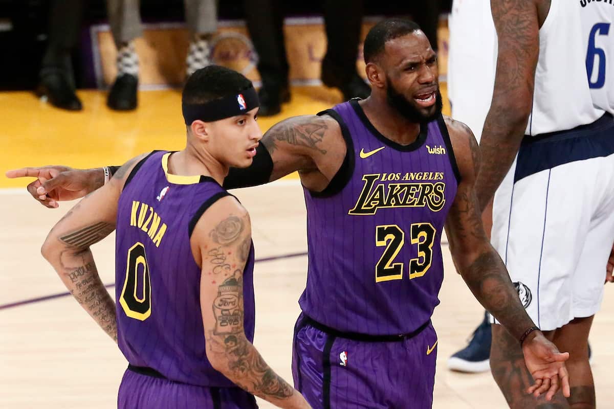 Excédés par l’arbitrage, les Lakers ont défendu les mains dans le dos…