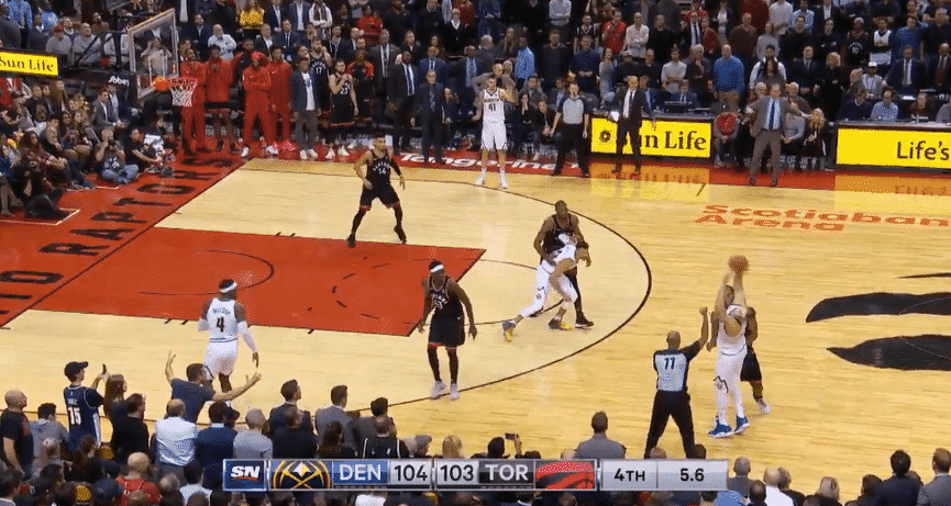 Le panier dingue mais refusé à Nikola Jokic