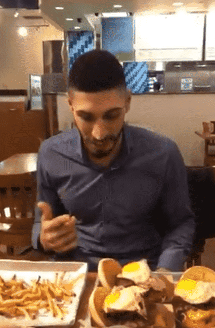 Enes Kanter se fait 7 burgers et tombe malade le lendemain