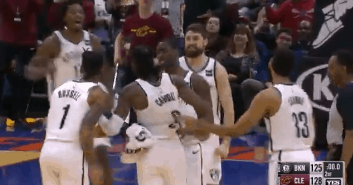 Clutch : Carroll met un énorme trois-points pour forcer l’OT