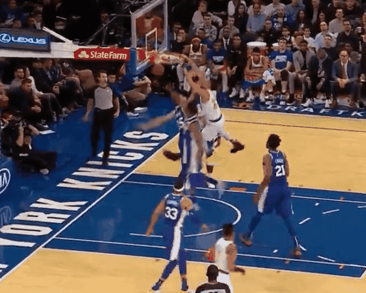 Après Tatum, c’est Kevin Knox qui a mis un gros poster à Ben Simmons