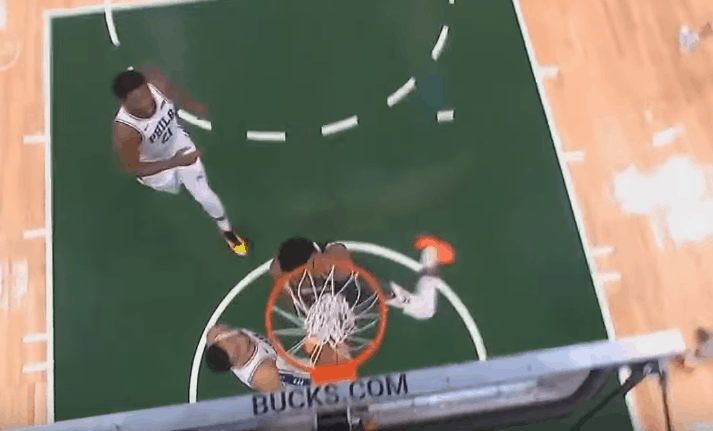 Giannis Antetokounmpo a méchamment postérisé Simmons