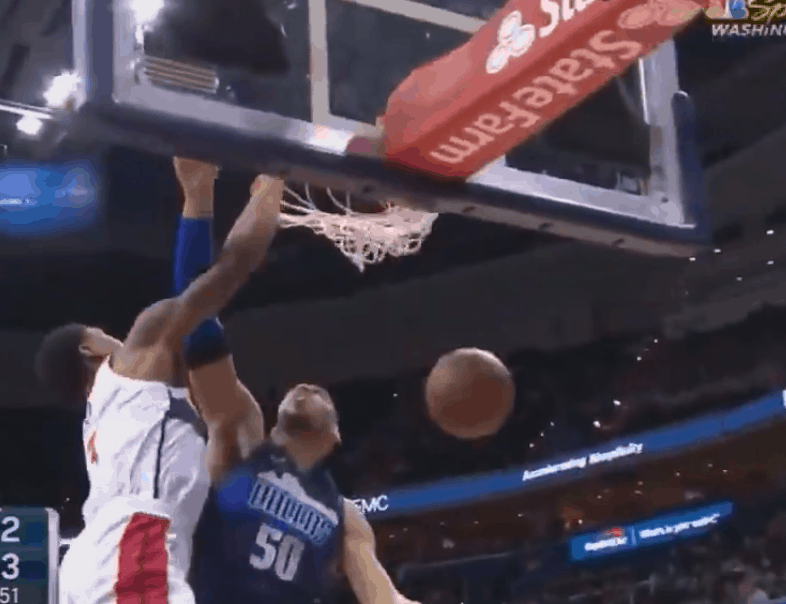 L’énorme poster de Bradley Beal sur Salah Mejri