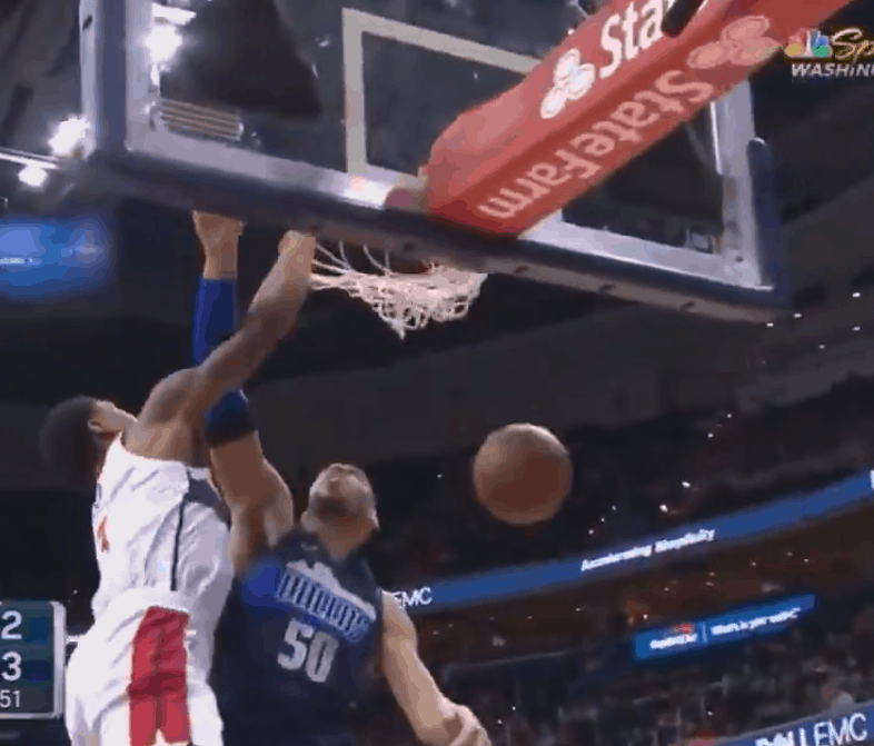 L’énorme poster de Bradley Beal sur Salah Mejri